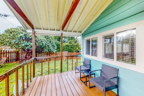 Renovated dog friendly cottage with a covered porch deck yard and washer dryer - Image 1