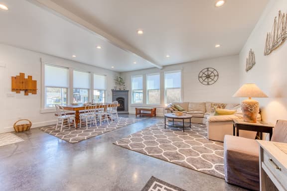 Family Friendly House Near the Beach with a Gas Fireplace Dogs Welcome - Image 1
