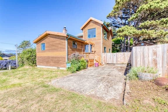 Dog friendly house near beach with hot tub fireplace enclosed yard full kitchen - Image 1