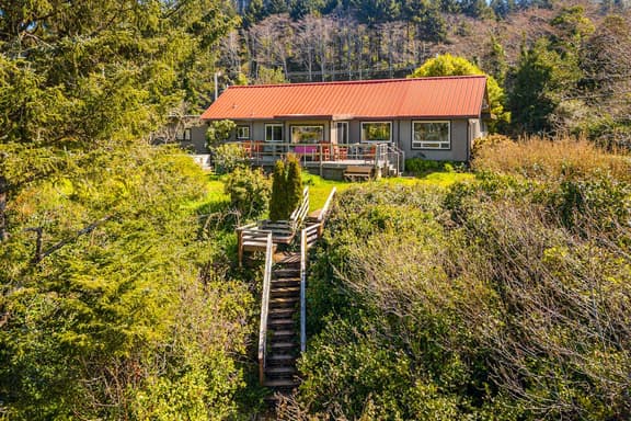 Delightful dog friendly home with bay views private hot tub and sauna - Image 1