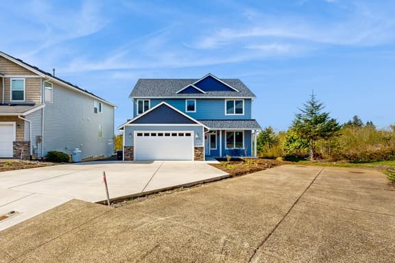Comfortable home with ocean views with private hot tub deck fireplace WiFi - Image 1