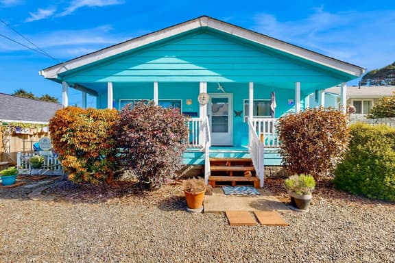 Charming home two blocks from the beach private hot tub and washer dryer - Image 1