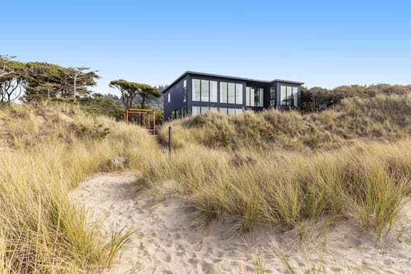 Beachfront designer paradise with amazing ocean view hot tub and shuffleboard - Image 1