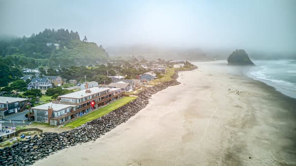 Oceanfront ground level condo with fireplace and updated kitchen dog friendly - Image 1