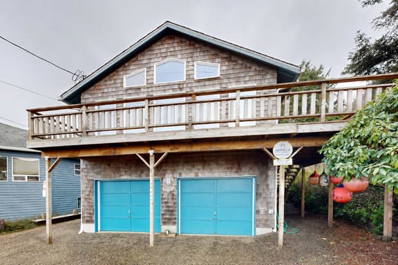 Cozy coastal home with deck ocean views and firepit 4 blocks to beach - Image 1